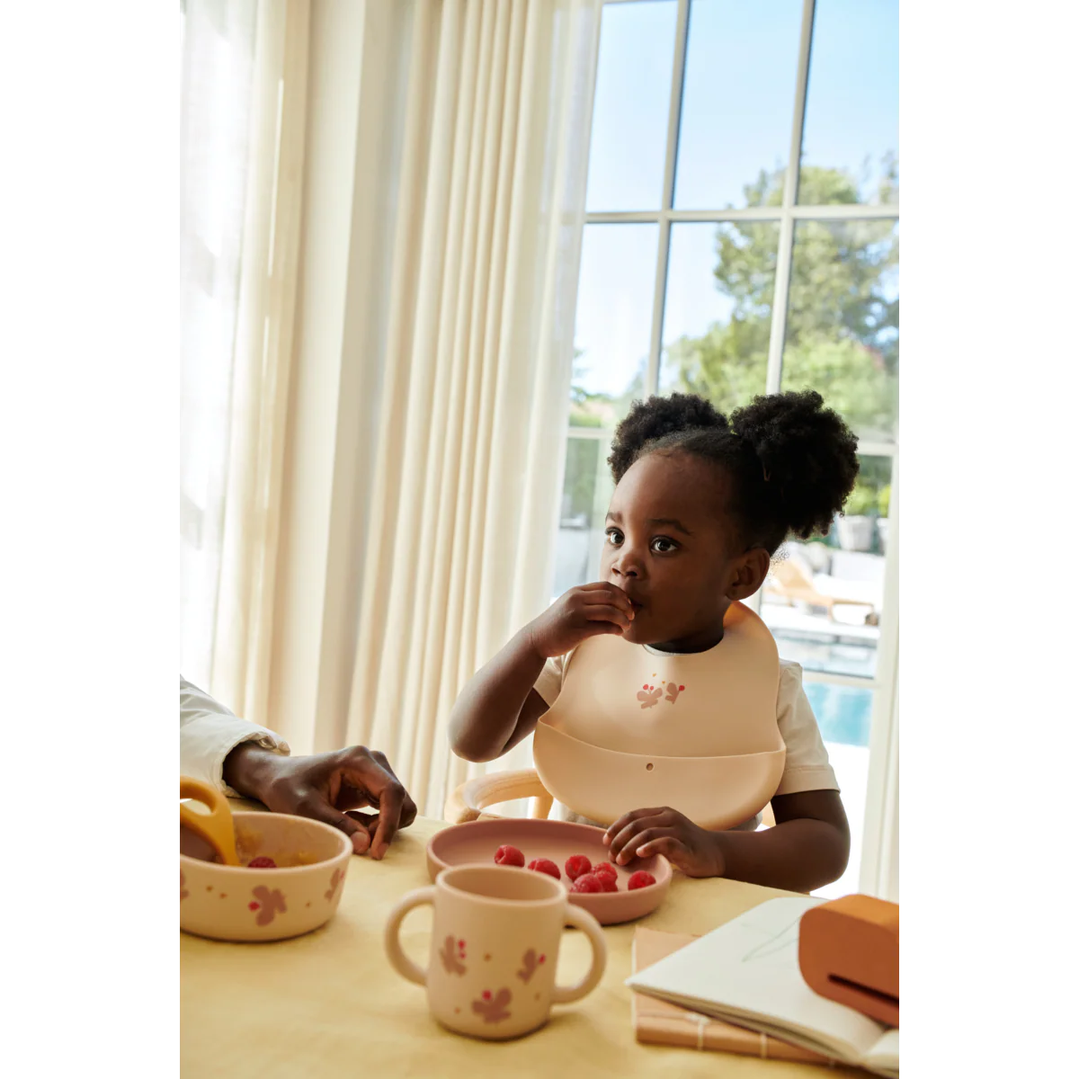 EMBER Bedruckte Lätzchen, 2er-Pack - Mini Butterfly / Apple blossom - Image 3